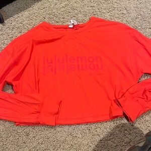 Like New. RED LULU long sleeve crop size 6.